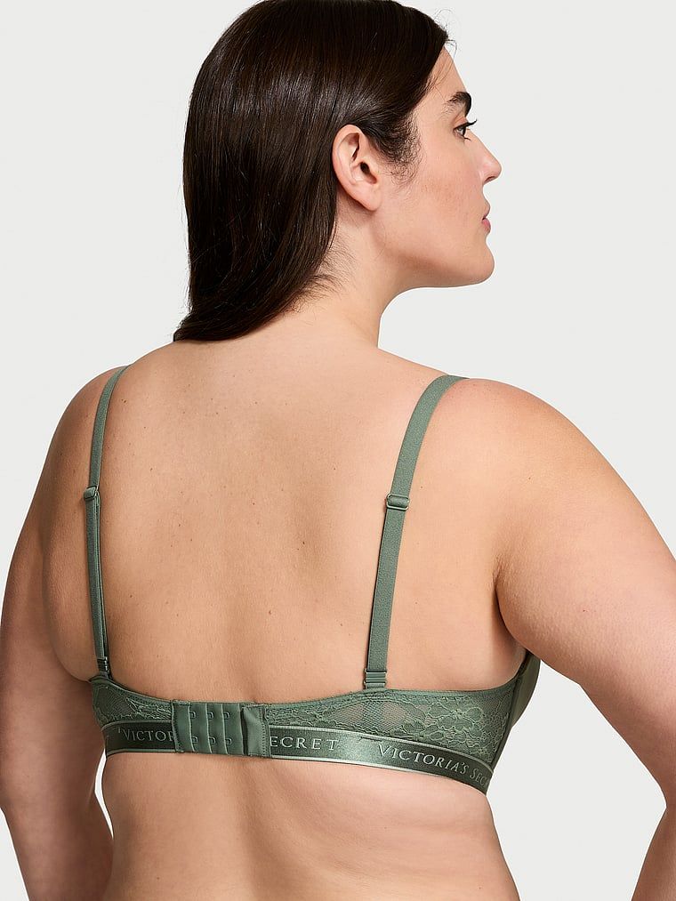 Modelka prezentuje biustonosz lekko usztywniany bez fiszbin z koronką Wireless Lace-Trim. Produkt ma kolor zielony i pochodzi z kolekcji T-shirt.