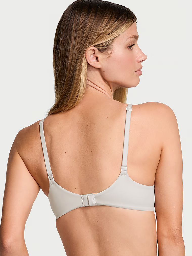Modelka prezentuje biustonosz lekko usztywniany Smooth Demi. Produkt ma kolor szary i pochodzi z kolekcji Body by Victoria.