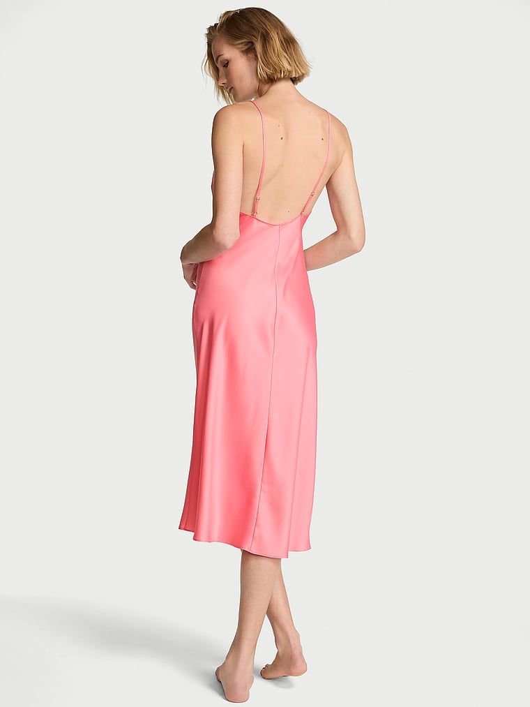 Sukienka satynowa midi. Produkt ma kolor różowy i pochodzi z kolekcji Victoria's Secret. 