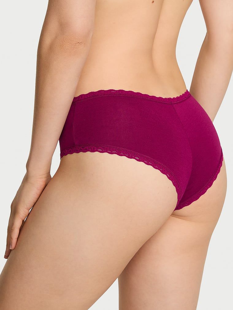 Majtki bawełniane z koronką na krawędziach Lace-Waist Cheeky. Produkt ma kolor różowy i pochodzi z kolekcji Body by Victoria. 