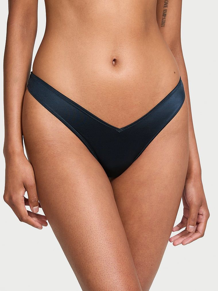 Stringi z paseczkami z tyłu i wysoko wyciętymi nogawkami Strappy-Back High-Leg. Produkt ma kolor niebieski i pochodzi z kolekcji Very Sexy. 