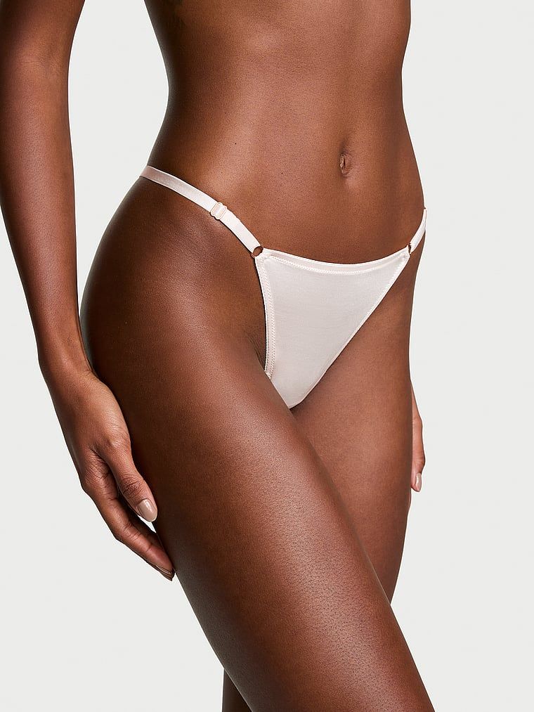 Stringi z regulowanymi paseczkami Hardware. Produkt ma kolor beżowy i pochodzi z kolekcji Very Sexy. 
