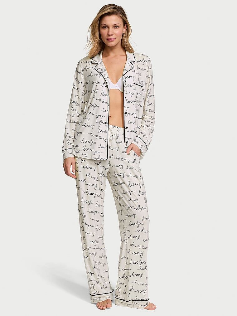 Długa piżama z modalu. Produkt ma kolor wzorzysty i pochodzi z kolekcji Victoria's Secret. 