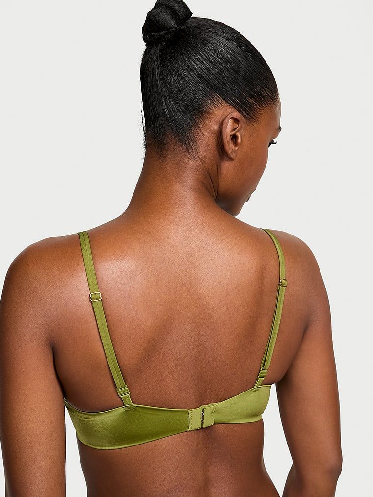 Modelka prezentuje biustonosz push-up ze wstawkami z koronki Smooth Lace-Trim. Produkt ma kolor zielony i pochodzi z kolekcji Very Sexy.