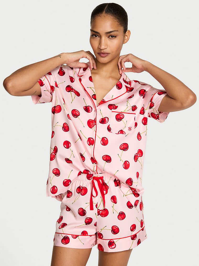 Piżama satynowa błyszcząca z szortami Glazed Satin. Produkt jest wzorzysty i pochodzi z kolekcji Victoria's Secret. 