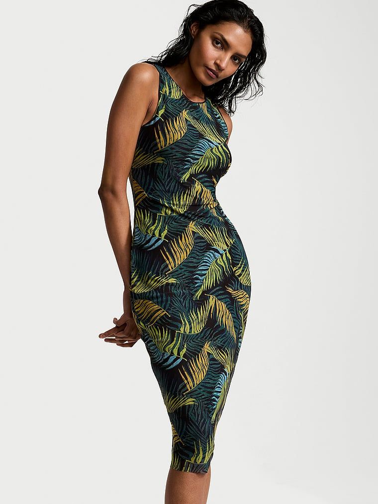 Sukienka na plażę Beachwear. Produkt jest wzorzysty i pochodzi z kolekcji Victoria's Secret Swim. 