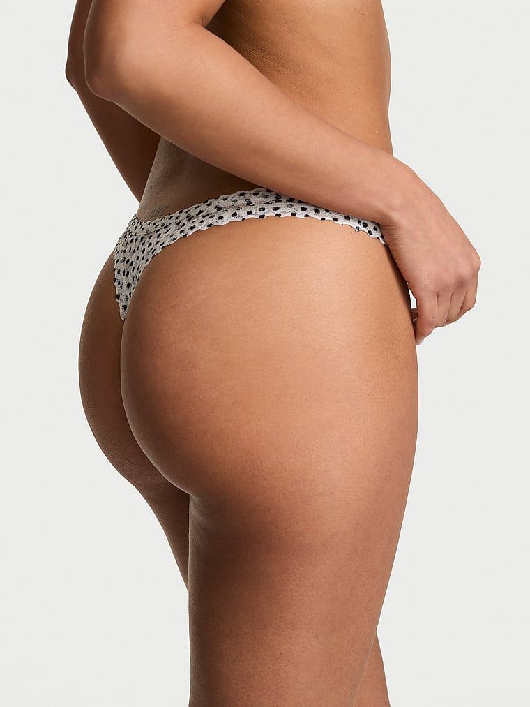 Stringi koronkowe Ultra-Mini Scoop. Produkt jest wzorzysty i pochodzi z kolekcji Lacie. 