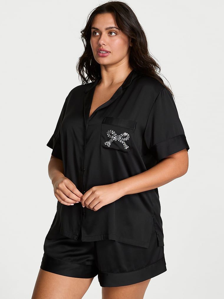 Piżama satynowa błyszcząca z szortami Glazed Satin. Produkt ma kolor czarny i pochodzi z kolekcji Victoria's Secret. 