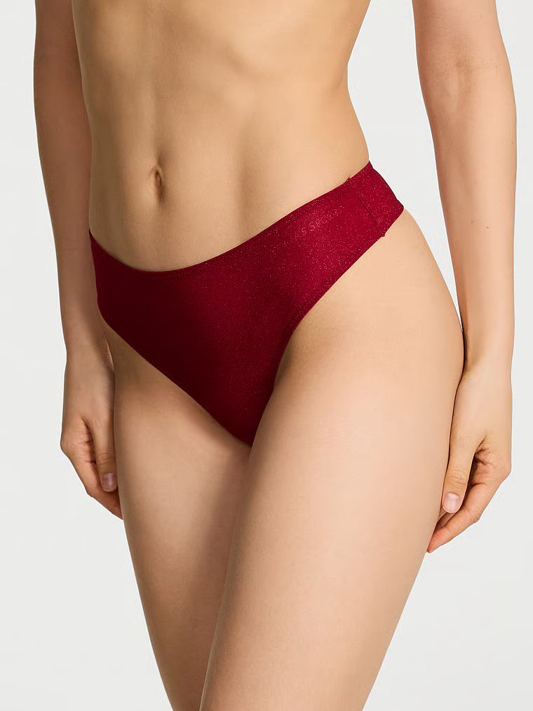 Stringi z mikrofibry Flex Shimmer. Produkt ma kolor złoty i pochodzi z kolekcji Body by Victoria. 