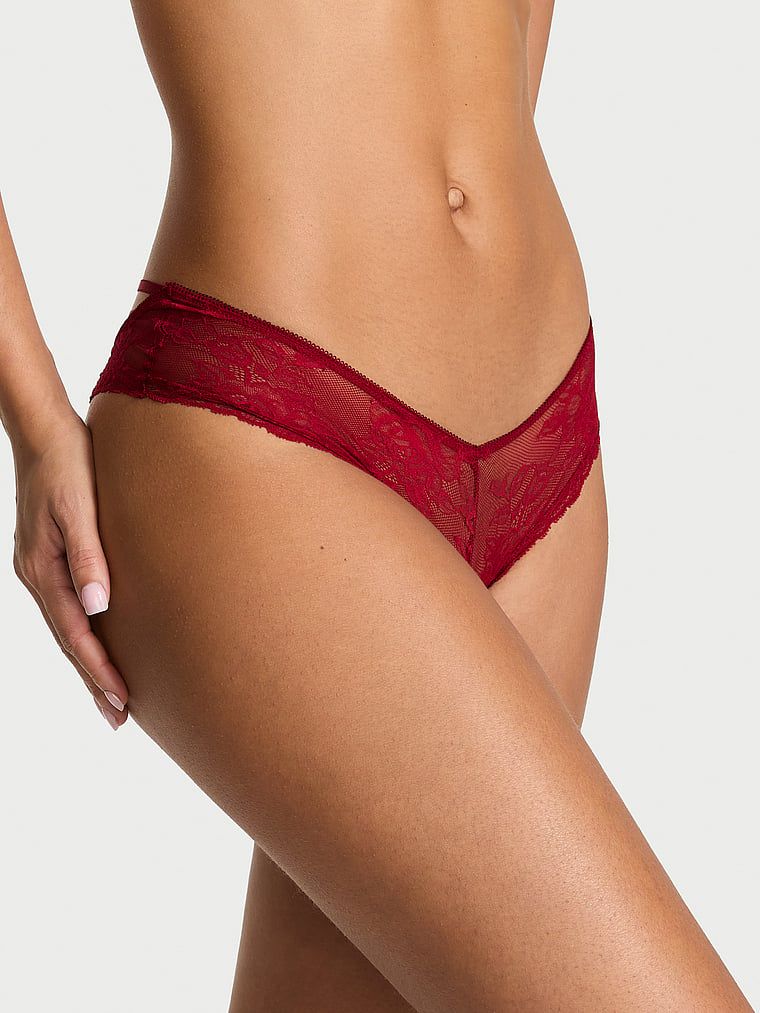 Majtki z otwartm tyłem Strappy Hardware Cheeky. Produkt ma kolor czerwony i pochodzi z kolekcji Very Sexy. 