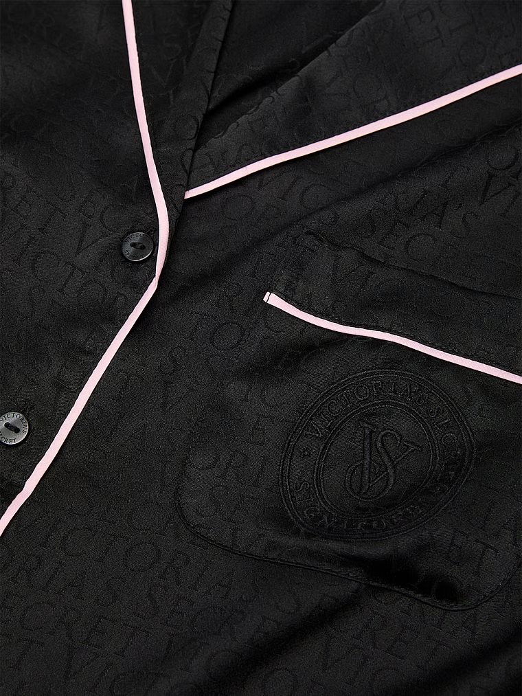 Piżama satynowa błyszcząca z szortami Glazed Satin. Produkt ma kolor czarny i pochodzi z kolekcji Victoria's Secret. 