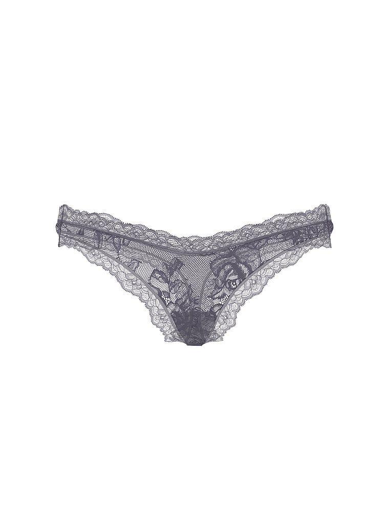 Stringi koronkowe z wysoko wyciętymi nogawkami Rose Lace. Produkt ma kolor szary i pochodzi z kolekcji Very Sexy. 
