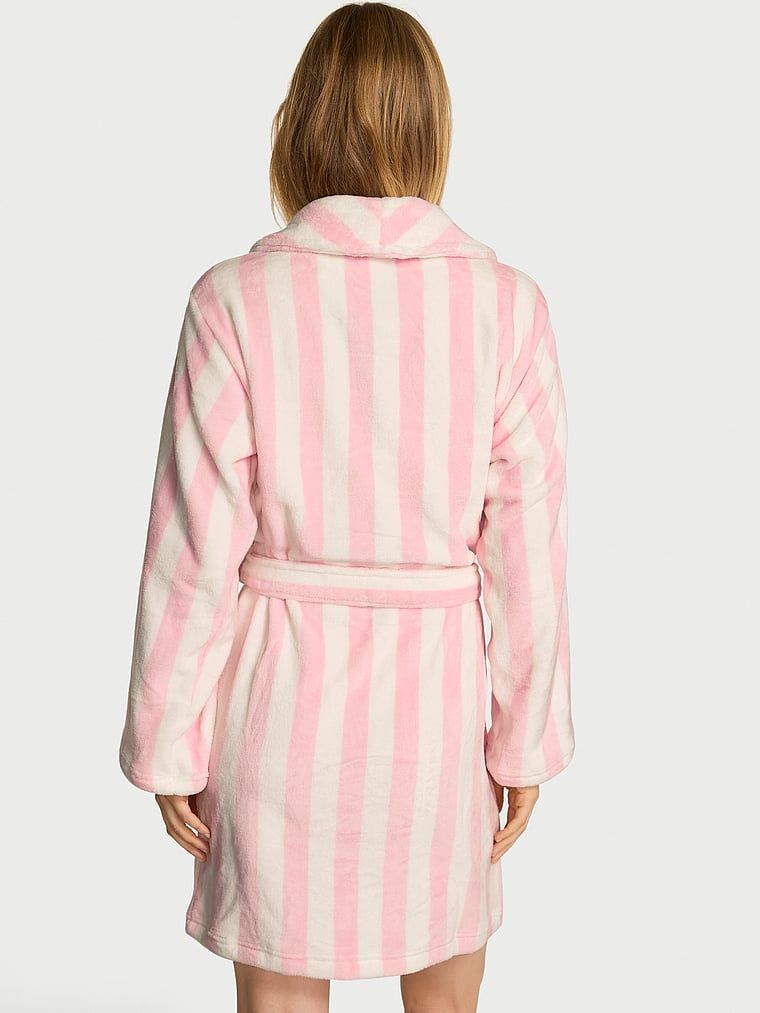 Krótki ciepły szlafrok. Produkt jest wzorzysty i pochodzi z kolekcji Victoria's Secret. 