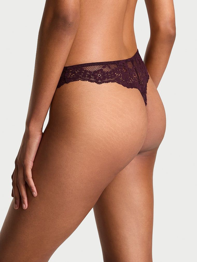 Stringi koronkowe Lace. Produkt ma kolor purpurowy i pochodzi z kolekcji Dream Angels. 