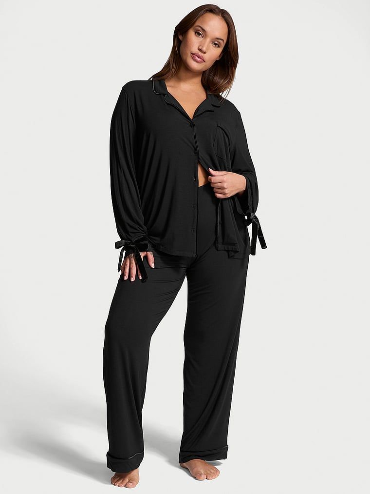 Piżama z modalu z welurowymi kokardkami Velvet-Trim. Produkt ma kolor czarny i pochodzi z kolekcji Victoria's Secret. 