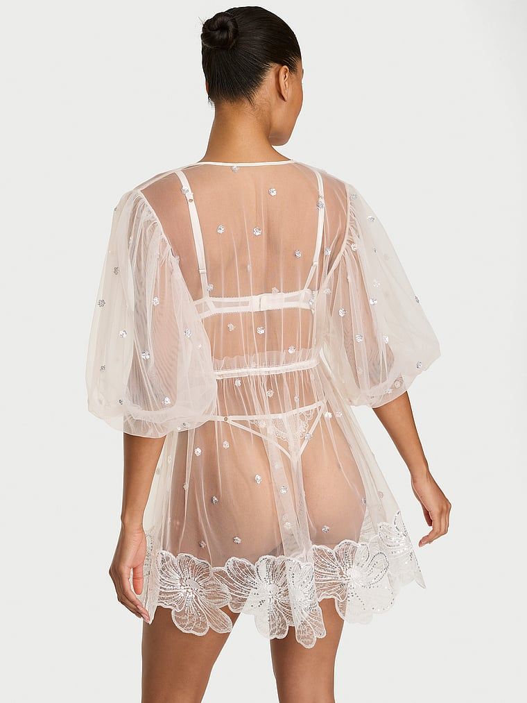 Szlafrok prześwitujący dla Panny Młodej Atelier Bridal. Produkt jest wzorzysty i pochodzi z kolekcji Dream Angels. 