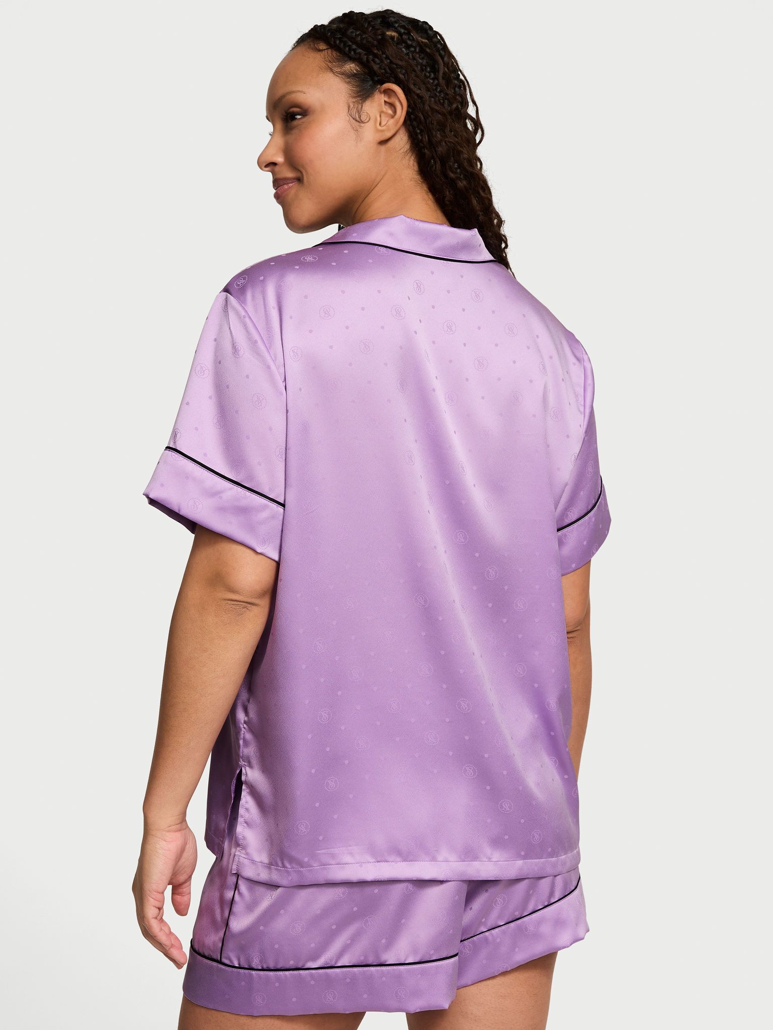 Piżama satynowa błyszcząca z szortami Glazed Satin. Produkt ma kolor purpurowy i pochodzi z kolekcji Victoria's Secret. 