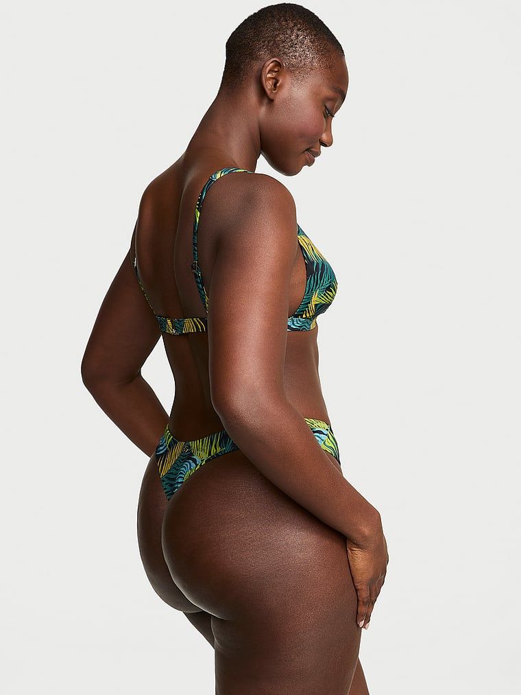 Dół od bikini stringi Essential Cinched. Produkt jest wzorzysty i pochodzi z kolekcji Victoria's Secret Swim. 