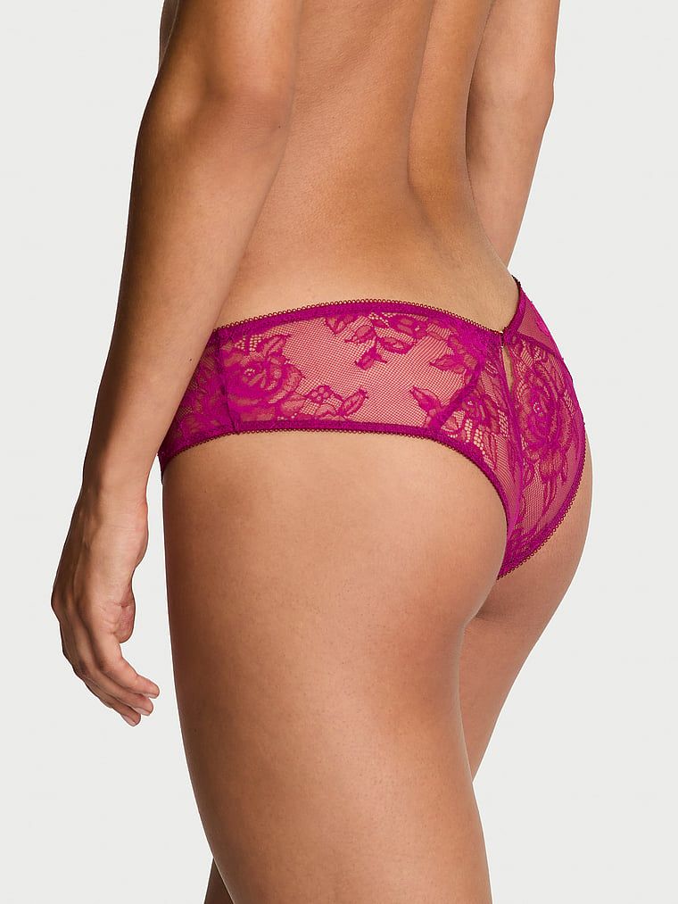 Majtki z koronką bez kroku Rose Lace Cheeky. Produkt ma kolor różowy i pochodzi z kolekcji Very Sexy. 