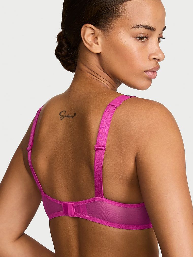 Biustonosz lekko usztywniany koronkowy z błyszczącymi ramiączkami Shine Strap Demi. Produkt ma kolor różowy i pochodzi z kolekcji Very Sexy. 