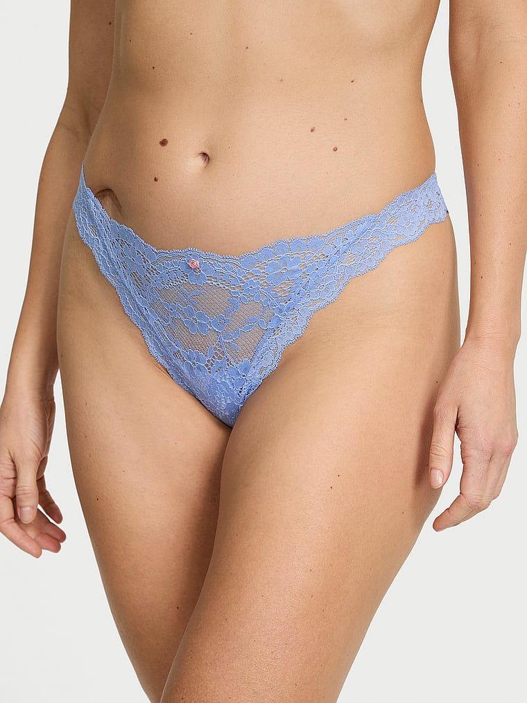 Stringi koronkowe Lace. Produkt ma kolor purpurowy i pochodzi z kolekcji Dream Angels. 
