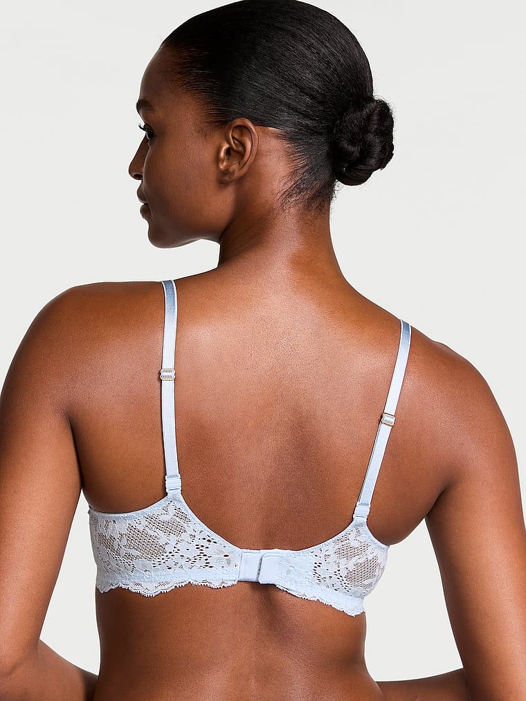 Modelka prezentuje biustonosz nieusztywniany balkonetka Wicked Lace Balconette. Produkt ma kolor niebieski i pochodzi z kolekcji Dream Angels.