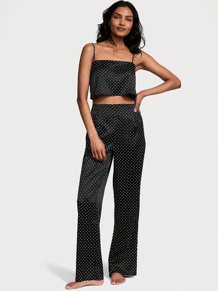 Zestaw do spania z satyny - krótki top na ramiączkach i długie spodnie. Produkt ma kolor wzorzysty i pochodzi z kolekcji Victoria's Secret. 