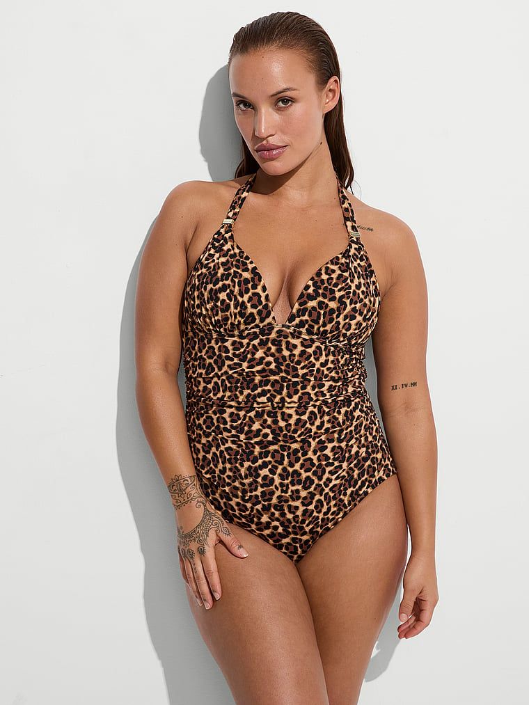 Strój kąpielowy jednoczęściowy Ultimate Harlow. Produkt ma wzór z motywem zwierzęcym i pochodzi z kolekcji Victoria's Secret Swim. 