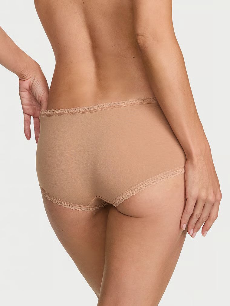 Majtki bawełniane szorty z koronką na krawędziach Lace-Trim Boyshort. Produkt ma kolor beż i pochodzi z kolekcji Lace Trim. 