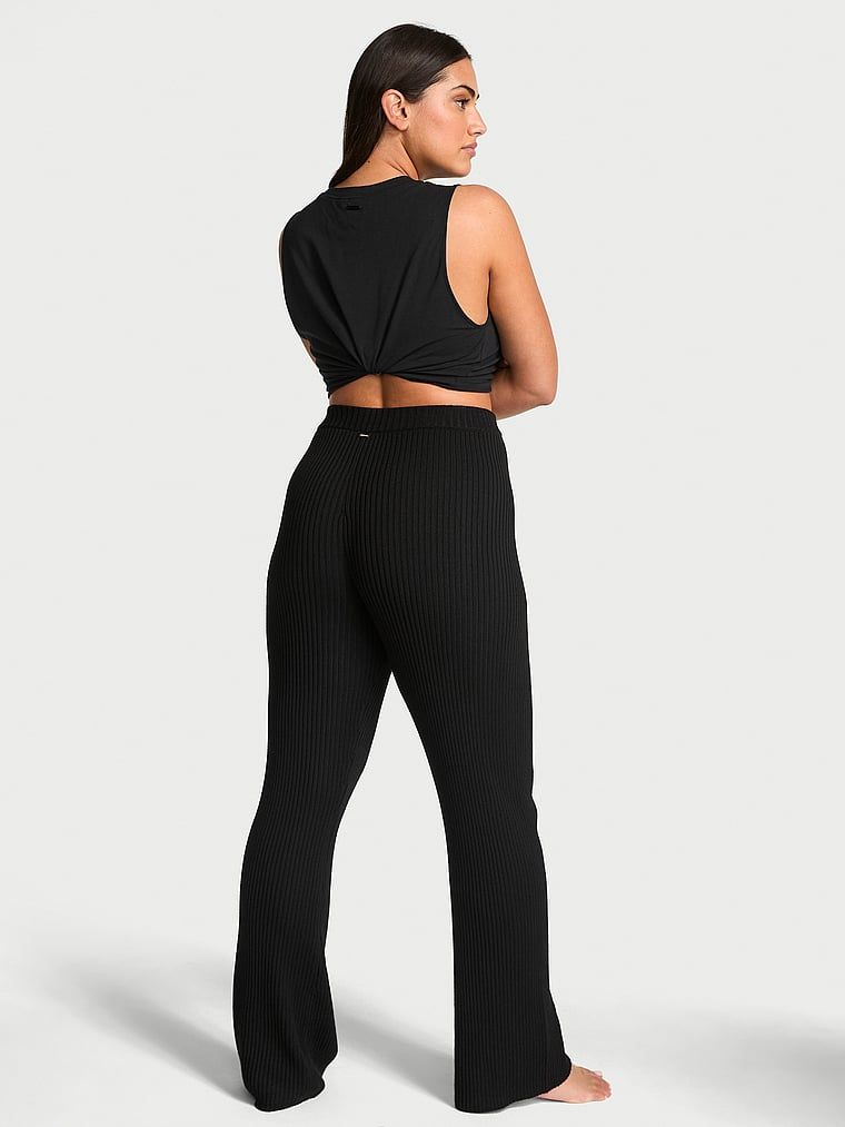 Spodnie dzianinowe Luxe Flare. Produkt ma kolor czarny i pochodzi z kolekcji Victoria's Secret. 