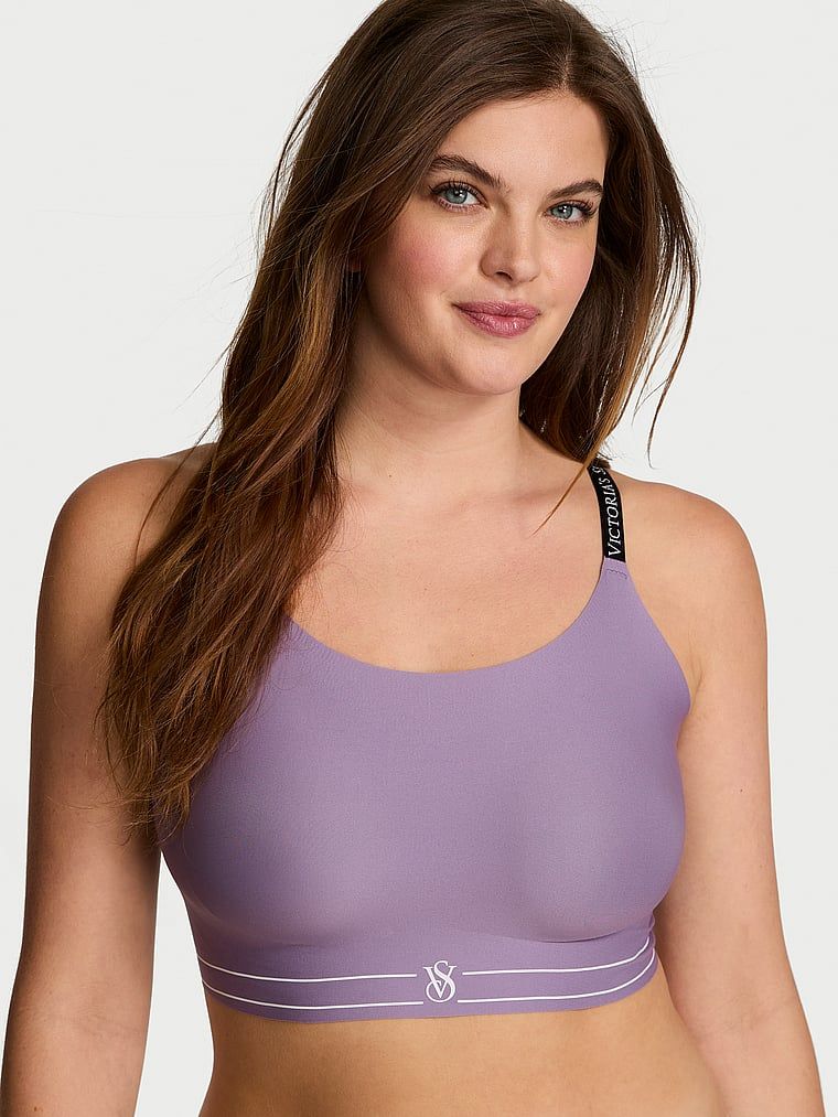 Modelka prezentuje biustonosz lekko usztywniany braletka bez fiszbin Comfort. Produkt ma kolor purpurowy i pochodzi z kolekcji T-shirt.