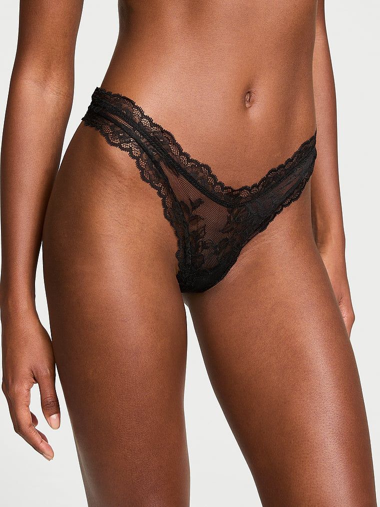 Stringi koronkowe z wysoko wyciętymi nogawkami Rose Lace. Produkt ma kolor czarny i pochodzi z kolekcji Very Sexy. 
