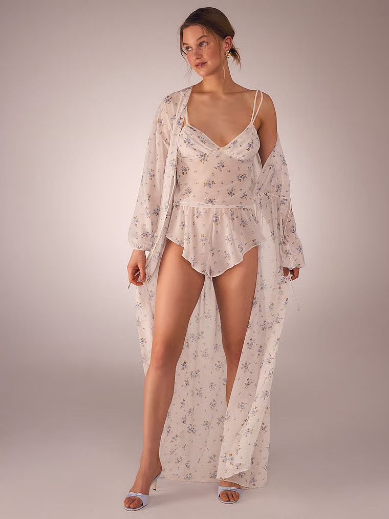 Zestaw do spania z szyfonu  - top i szorty Wildflower. Produkt jest wzorzysty i pochodzi z kolekcji Victoria's Secret. 