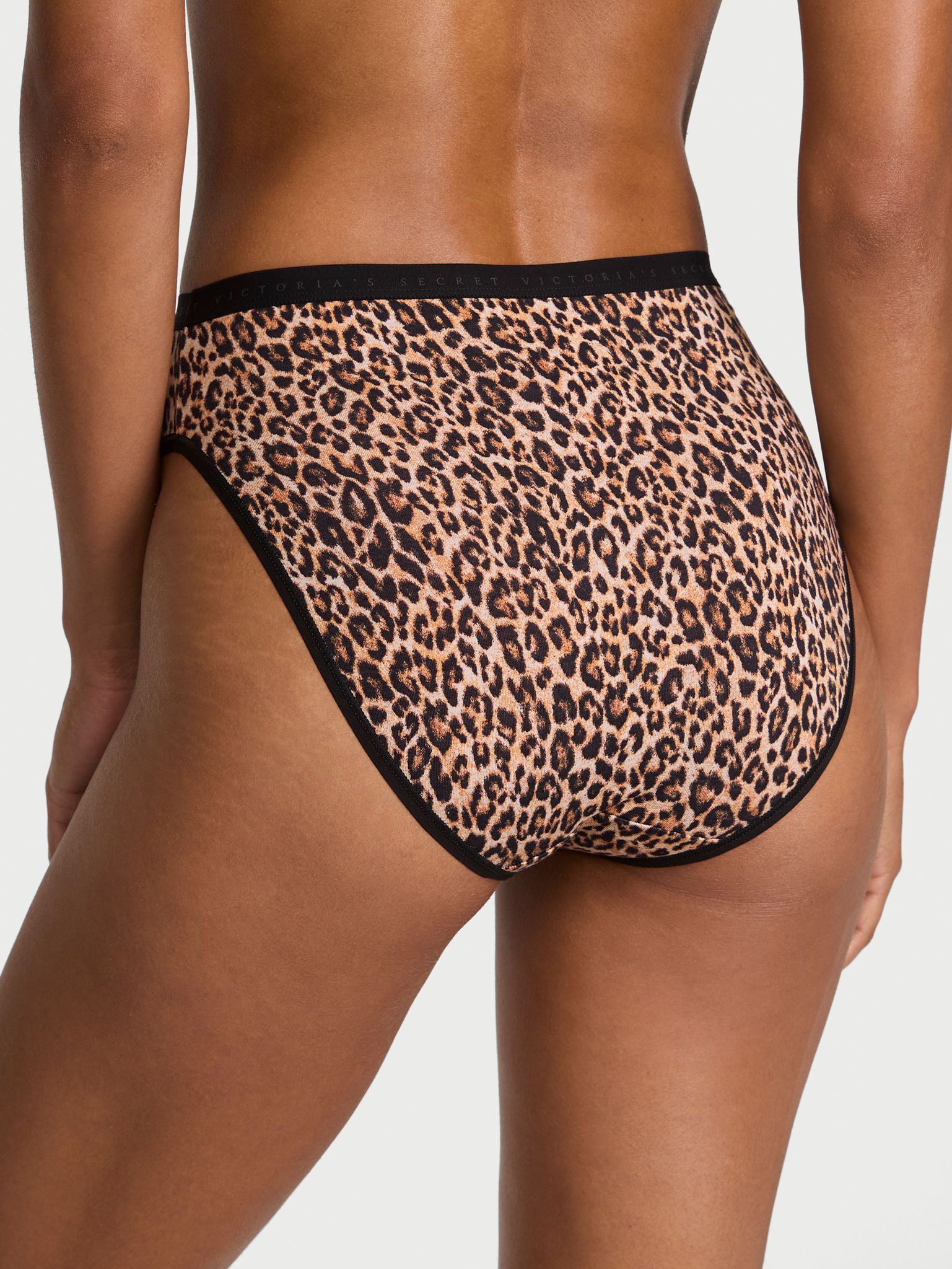 Majtki bawełniane figi z wysoko wyciętymi nogawkami High-Leg Brief. Produkt ma wzór z motywem zwierzęcym i pochodzi z kolekcji Victoria's Secret. 