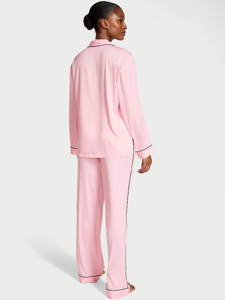 Piżama satynowa z cekinami Shine Stripe. Produkt ma kolor różowy i pochodzi z kolekcji Victoria's Secret. 
