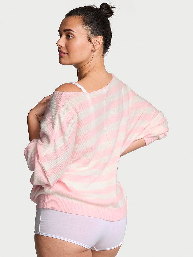 Sweter z dekoltem w łódkę Luxe Knit. Produkt jest wzorzysty i pochodzi z kolekcji Victoria's Secret. 