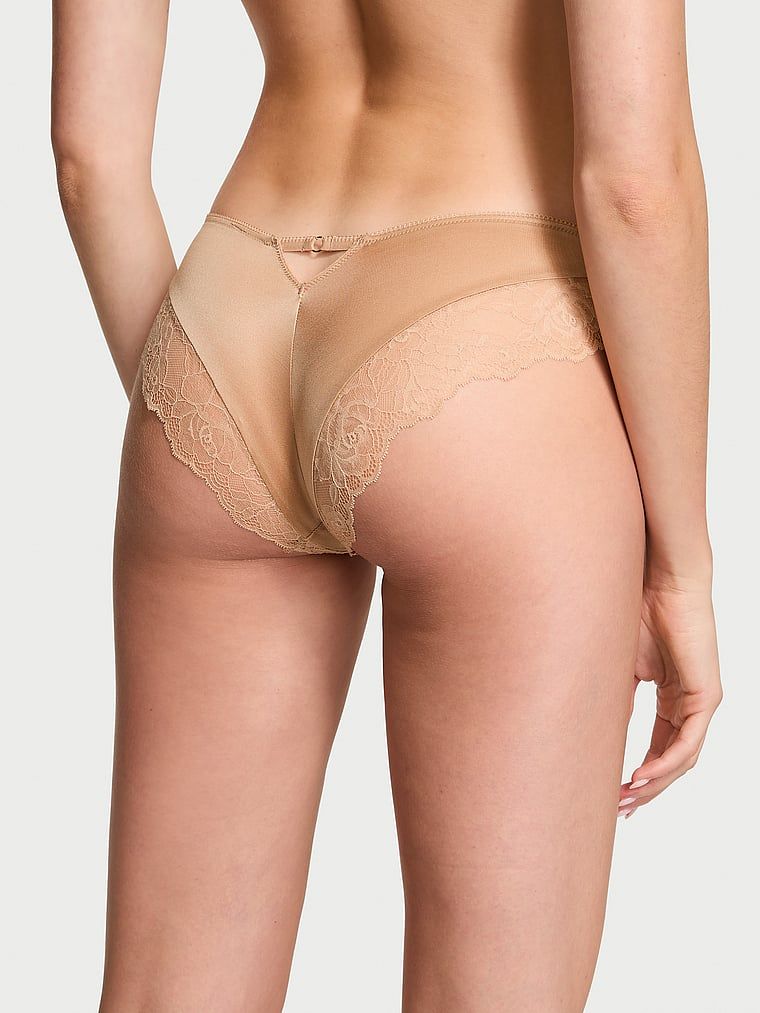 Majtki z koronką na krawędziach i wysoko wyciętymi nogawkami Lace-Trim Cheeky. Produkt ma kolor beżowy i pochodzi z kolekcji Very Sexy. 