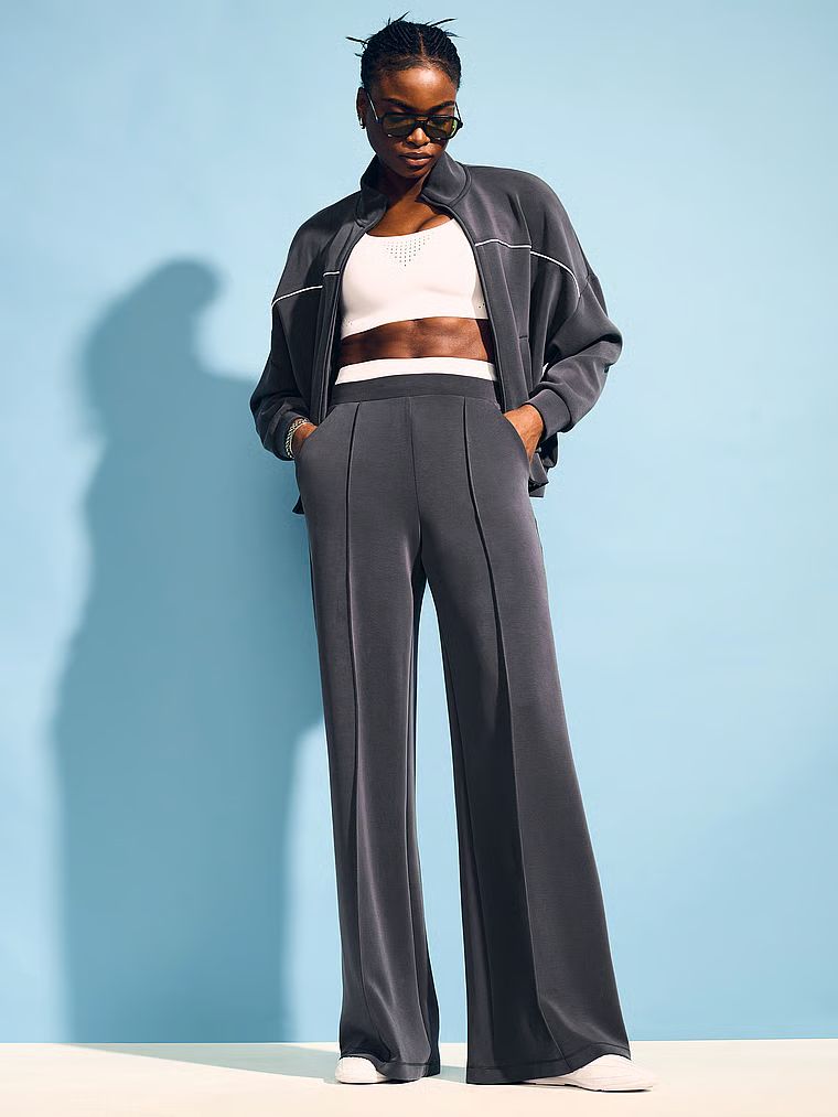 Spodnie z szerokimi nogawkami VSX Featherweight Knit. Produkt ma kolor czarny i pochodzi z kolekcji VSX. 