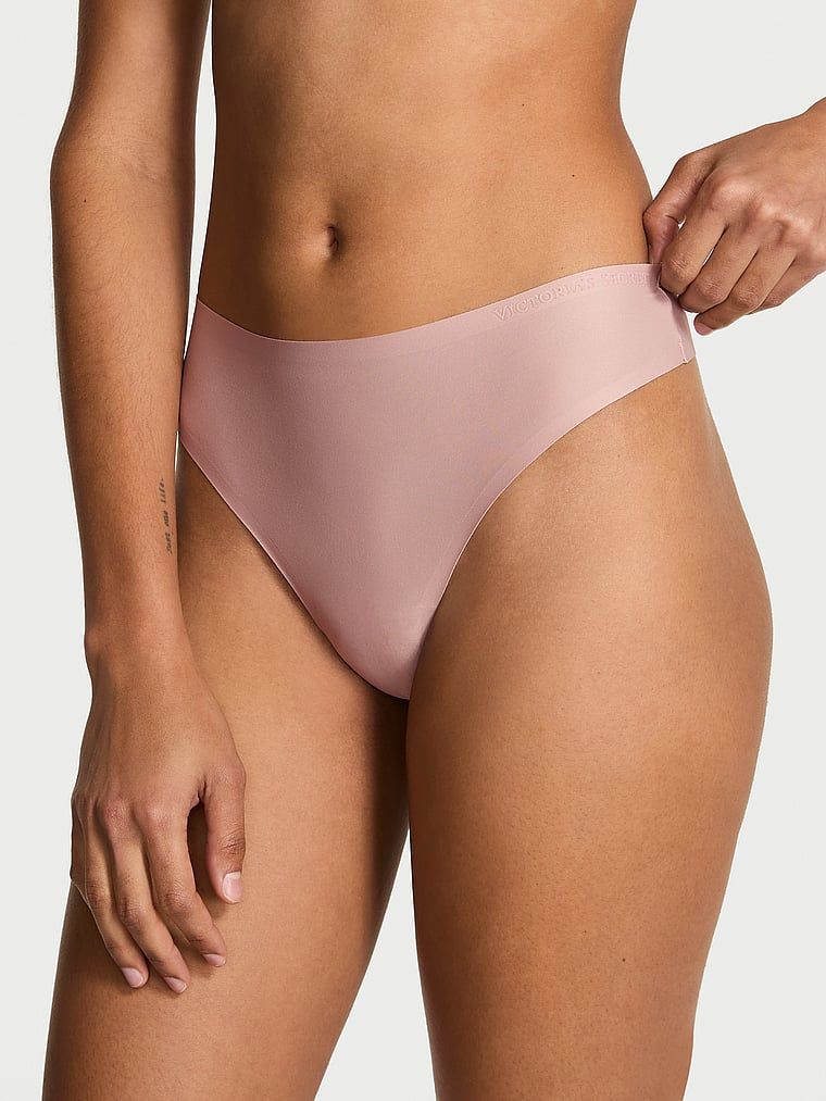 Stringi z mikrofibry Flex. Produkt ma kolor beżowy i pochodzi z kolekcji Body by Victoria. 