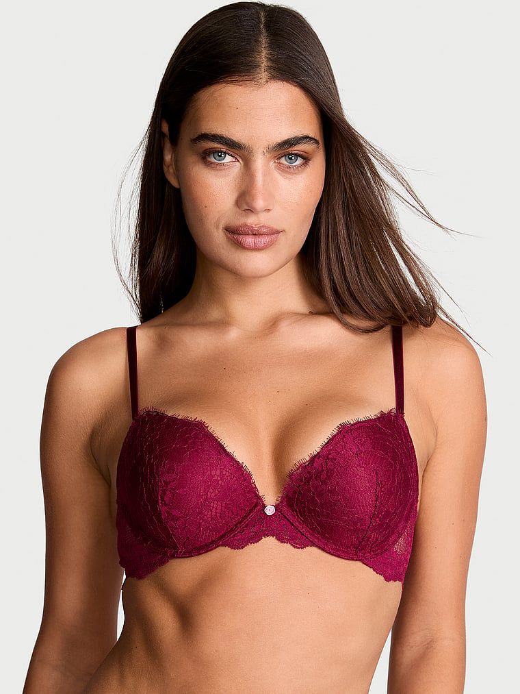Modelka prezentuje biustonosz push-up Dream Angels. Produkt ma kolor czerwony i pochodzi z kolekcji Dream Angels.