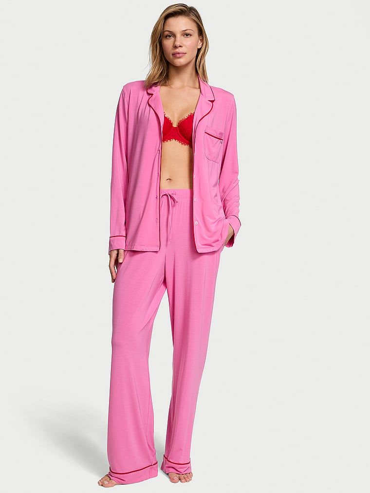 Długa piżama z modalu. Produkt ma kolor różowy i pochodzi z kolekcji Victoria's Secret. 