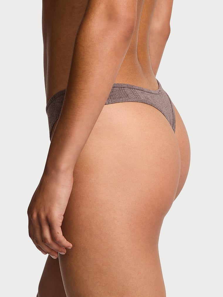 Stringi z modalu z wysoko wyciętymi nogawkami Ultra-Fine. Produkt ma kolor brązowy i pochodzi z kolekcji Victoria's Secret. 