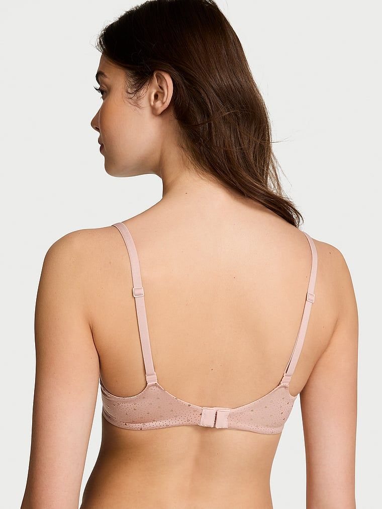 Modelka prezentuje biustonosz lekko usztywniany z mocno zabudowanymi miseczkami Infinity Edge. Produkt jest wzorzysty i pochodzi z kolekcji Body by Victoria.