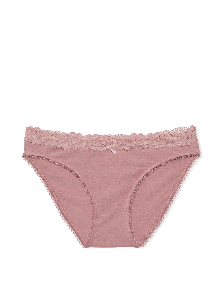 Majtki bawełniane z koronką w talii Lace-Waist Bikini. Produkt ma kolor różowy i pochodzi z kolekcji Victoria's Secret. 