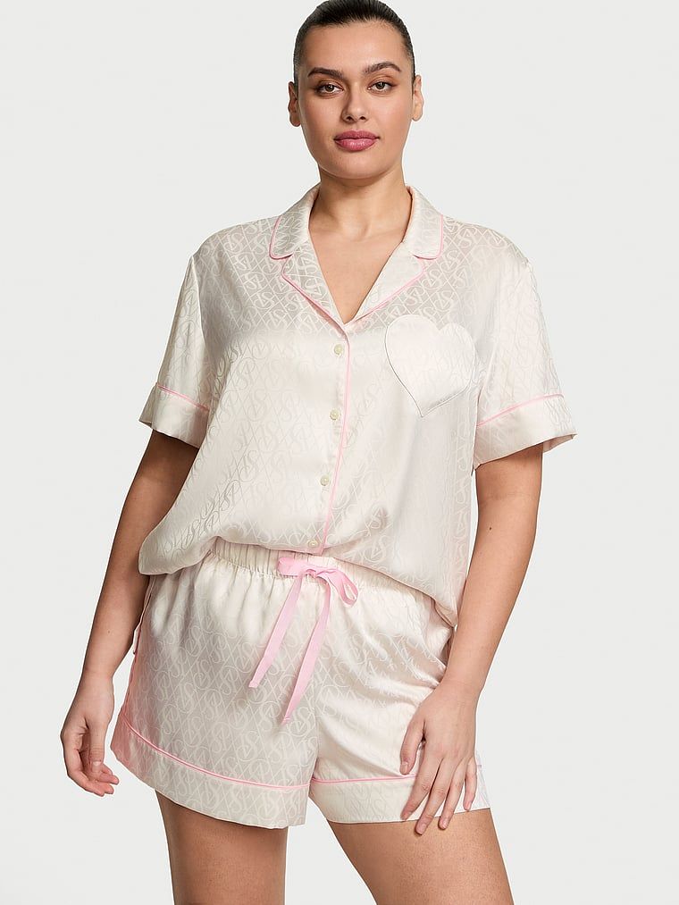 Piżama satynowa błyszcząca z szortami Glazed Satin. Produkt ma kolor biały i pochodzi z kolekcji Victoria's Secret. 
