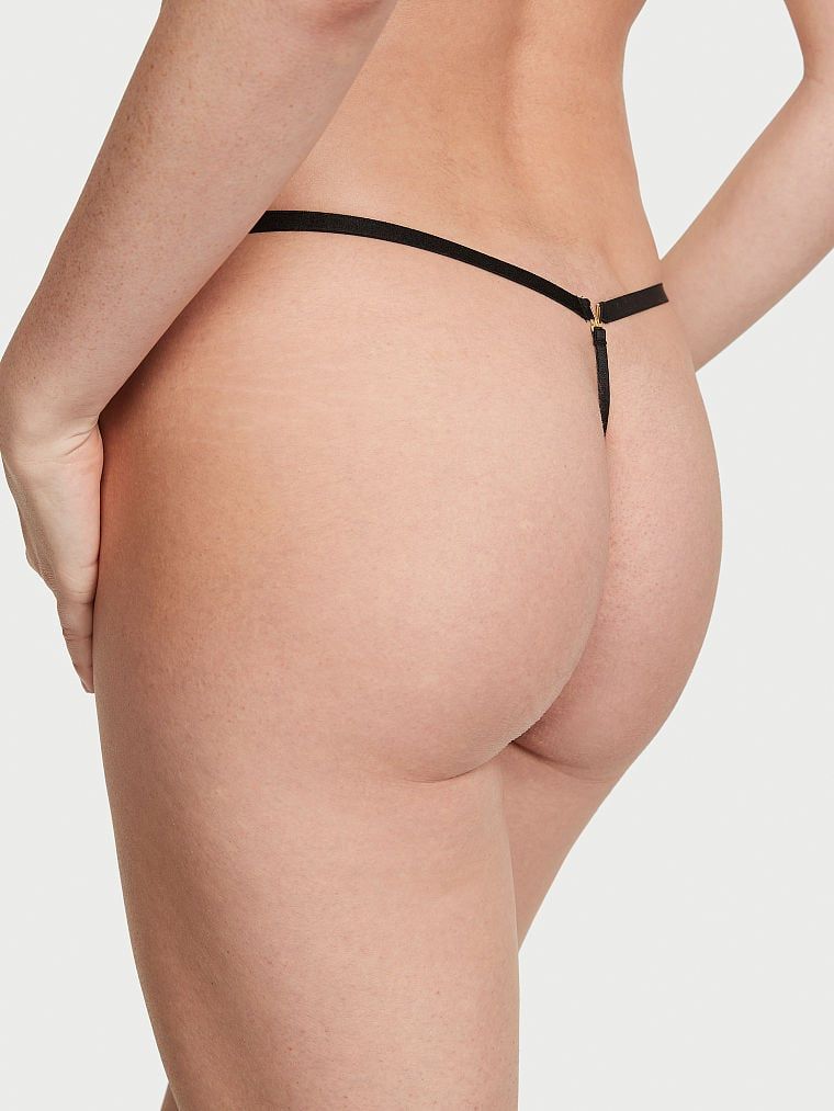 Stringi koronkowe z regulowanymi paskami Lace V-String. Produkt ma kolor czarny i pochodzi z kolekcji Very Sexy. 