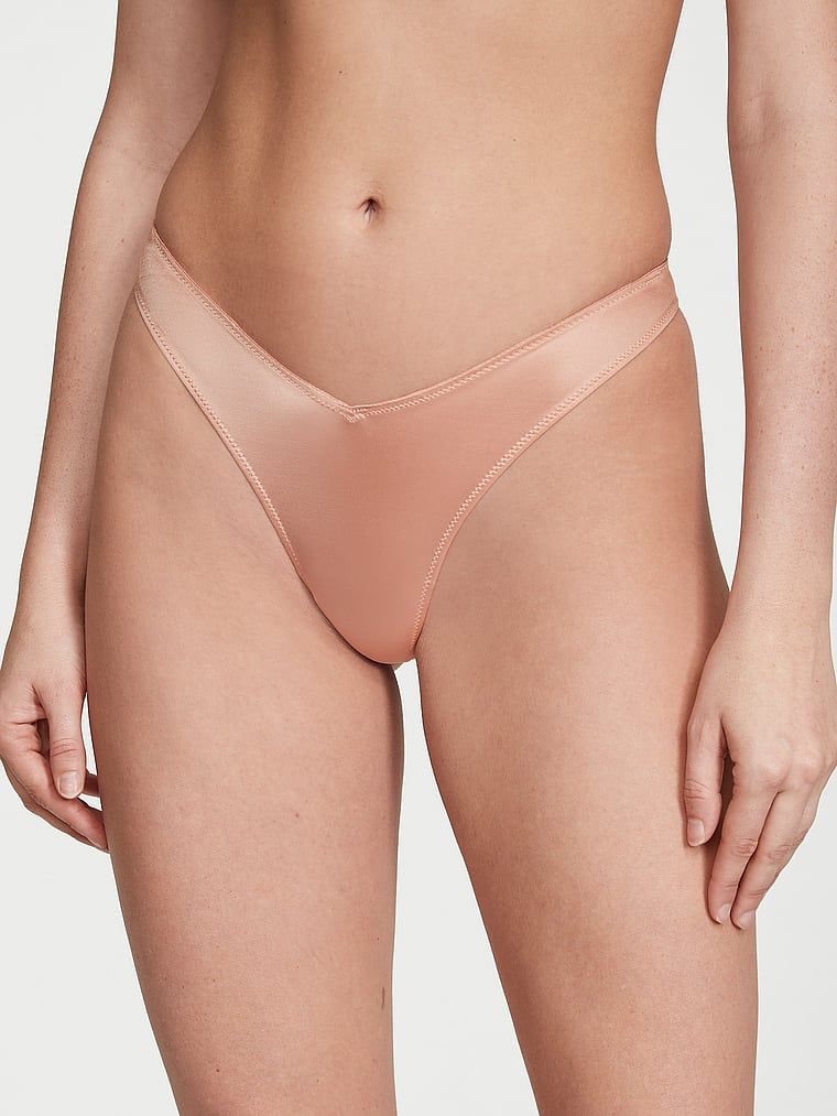 Stringi z paseczkami z tyłu i wysoko wyciętymi nogawkami Strappy-Back High-Leg. Produkt ma kolor beżowy i pochodzi z kolekcji Very Sexy. 