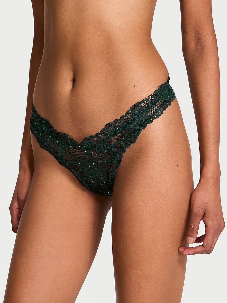Stringi koronkowe z wysoko wyciętymi nogawkami Rose Lace Shimmer. Produkt jest wzorzysty i pochodzi z kolekcji Very Sexy. 