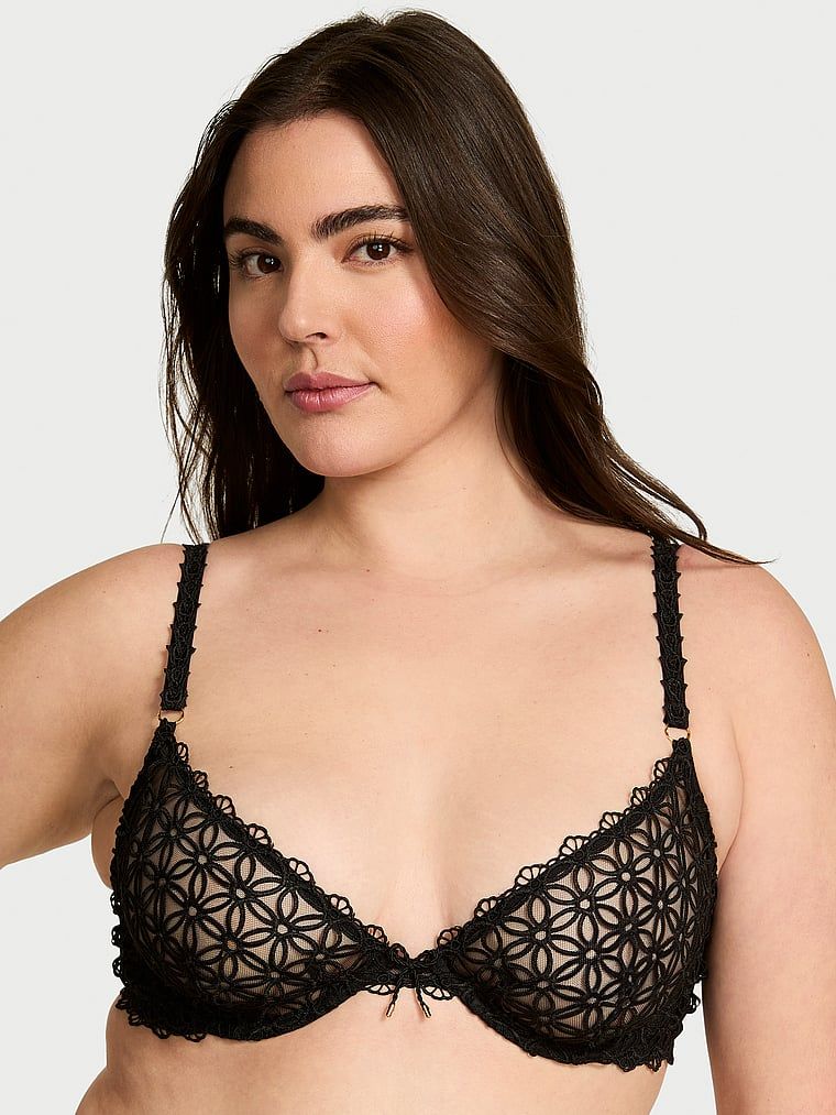 Modelka prezentuje biustonosz nieusztywniany Geo Daisy Demi. Produkt jest wzorzysty i pochodzi z kolekcji Very Sexy.