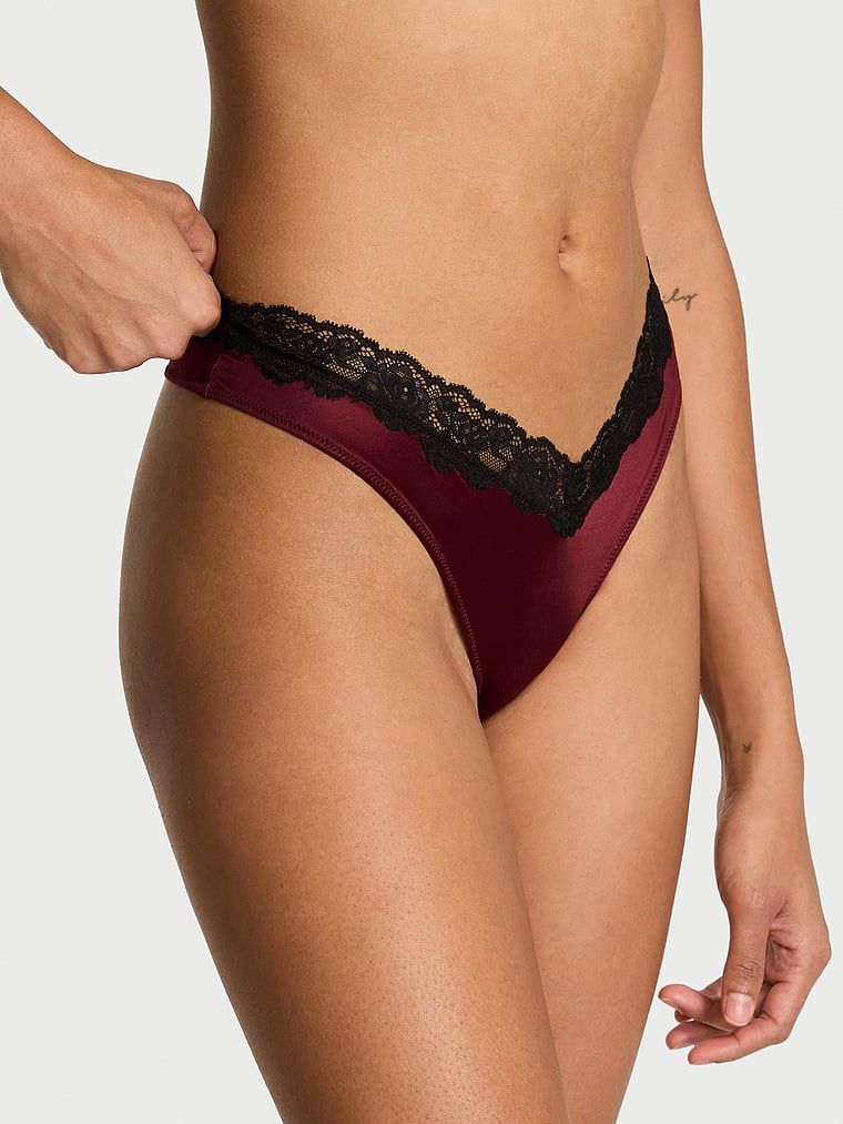 Stringi z koronką i wysoko wyciętymi nogawkami Lace-Trim High-Leg. Produkt ma kolor czerwony i pochodzi z kolekcji Very Sexy. 